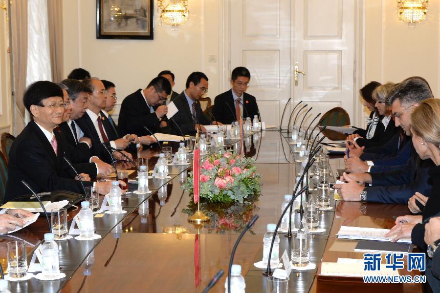 9月12日，克羅地亞總理普連科維奇（右二）在首都薩格勒布會見到訪的習(xí)近平主席特使、中共中央政治局委員、中央政法委書記孟建柱（左一）。新華社記者高磊攝