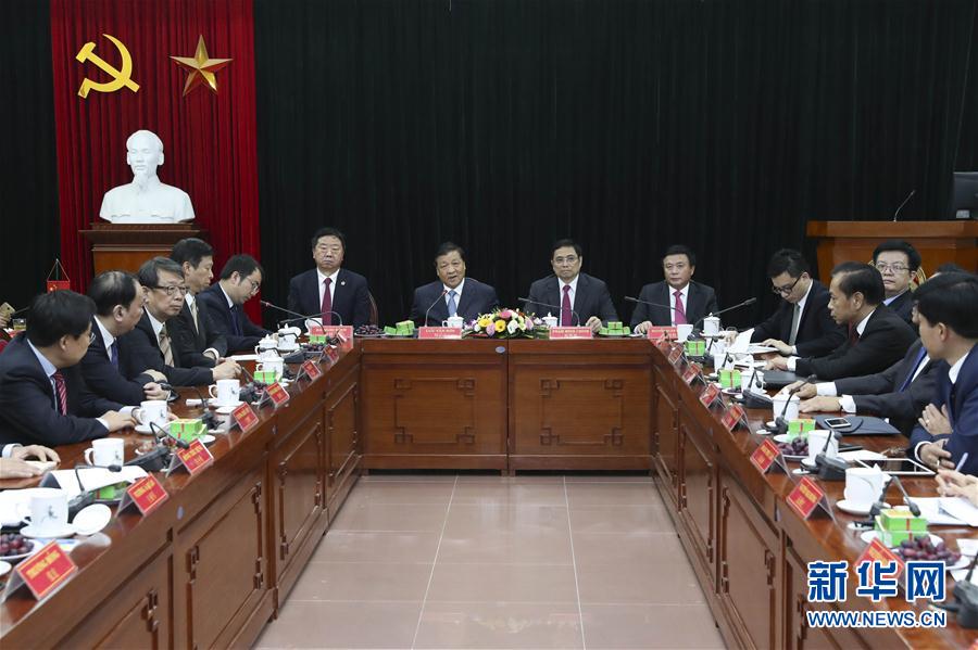 應(yīng)越南共產(chǎn)黨邀請(qǐng)，中共中央政治局常委、中央書(shū)記處書(shū)記劉云山9月18日至19日對(duì)越南進(jìn)行正式訪問(wèn)。這是9月19日，劉云山在越共中央政治局委員范明政陪同下考察胡志明國(guó)家政治學(xué)院，并與曾赴華考察交流的越方學(xué)員代表進(jìn)行座談。 新華社記者龐興雷 攝