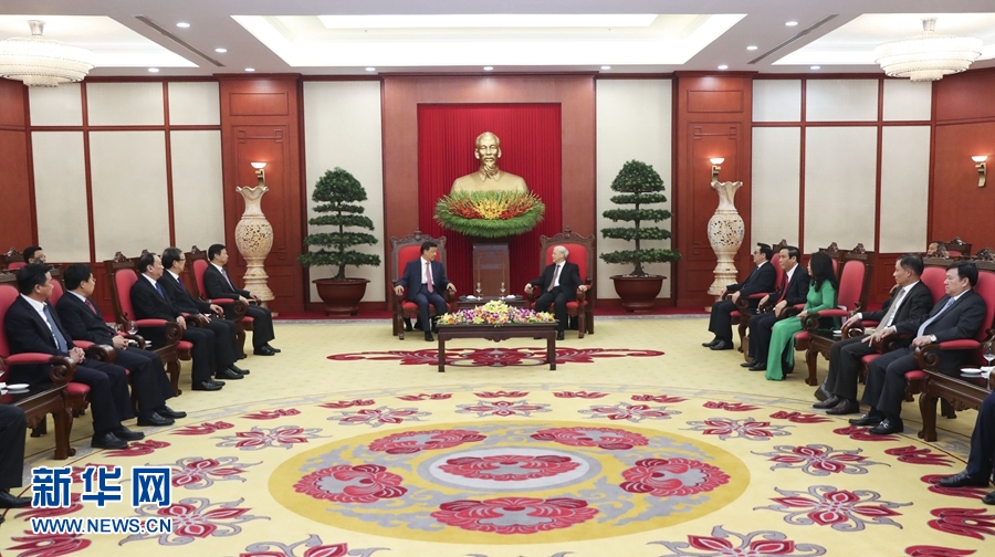 應(yīng)越南共產(chǎn)黨邀請(qǐng)，中共中央政治局常委、中央書(shū)記處書(shū)記劉云山9月18日至19日對(duì)越南進(jìn)行正式訪問(wèn)。這是9月18日，劉云山在河內(nèi)會(huì)見(jiàn)越共中央總書(shū)記阮富仲。 新華社記者 龐興雷 攝