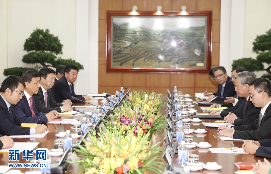 應(yīng)越南共產(chǎn)黨邀請(qǐng)，中共中央政治局常委、中央書(shū)記處書(shū)記劉云山9月18日至19日對(duì)越南進(jìn)行正式訪問(wèn)。這是9月18日，劉云山在河內(nèi)與越共中央政治局委員陳國(guó)旺舉行會(huì)談。 新華社記者 丁林 攝