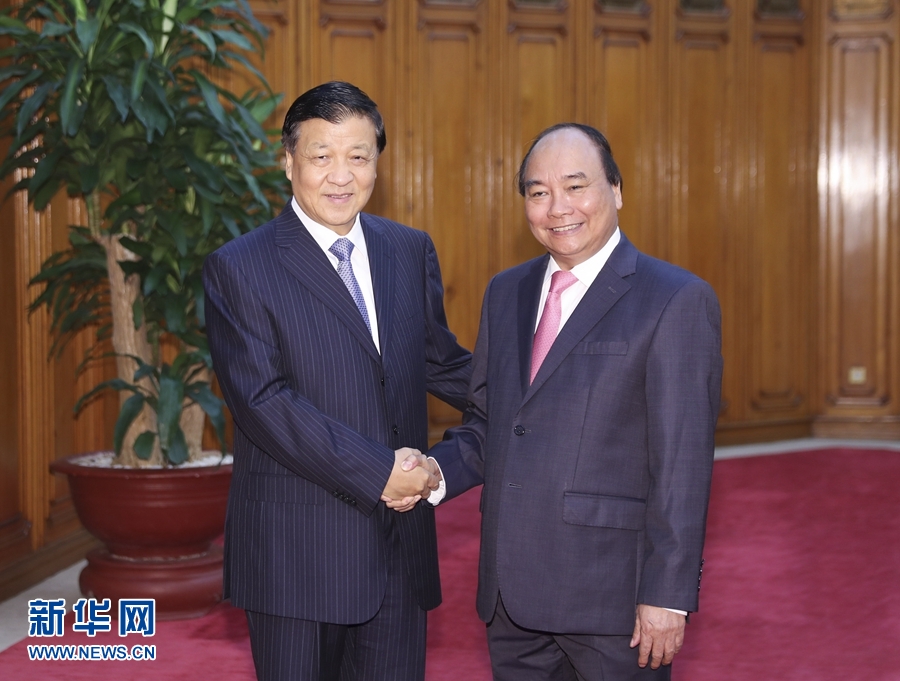 應(yīng)越南共產(chǎn)黨邀請(qǐng)，中共中央政治局常委、中央書(shū)記處書(shū)記劉云山9月18日至19日對(duì)越南進(jìn)行正式訪問(wèn)。這是9月19日，劉云山在河內(nèi)會(huì)見(jiàn)越南總理阮春福。 新華社記者 丁林 攝