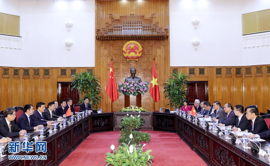 應(yīng)越南共產(chǎn)黨邀請(qǐng)，中共中央政治局常委、中央書(shū)記處書(shū)記劉云山9月18日至19日對(duì)越南進(jìn)行正式訪問(wèn)。這是9月19日，劉云山在河內(nèi)會(huì)見(jiàn)越南總理阮春福。 新華社記者 丁林 攝