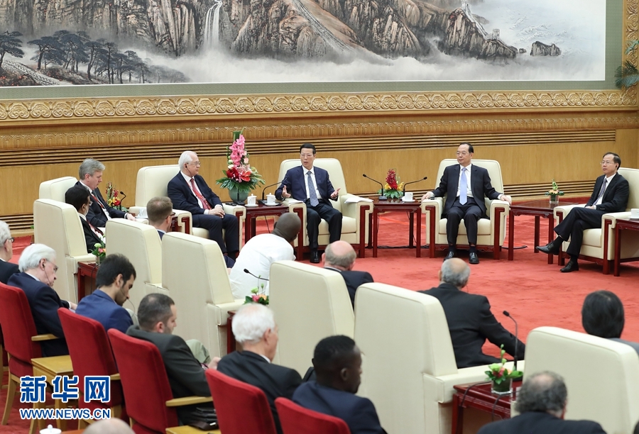 9月21日，中共中央政治局常委、國務(wù)院副總理張高麗在北京人民大會堂會見來華參加2017&ldquo;一帶一路&rdquo;媒體合作論壇的外方代表并回答大家關(guān)心的問題。新華社記者王曄攝 