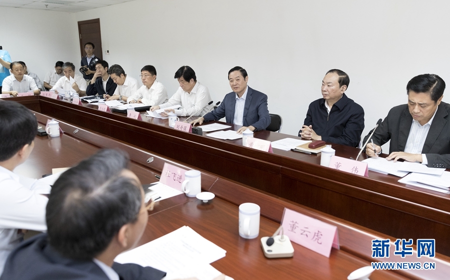 9月22日，中共中央政治局委員、中央書(shū)記處書(shū)記、中宣部部長(zhǎng)劉奇葆在北京調(diào)研京劇像音像工程情況。這是劉奇葆與有關(guān)方面負(fù)責(zé)同志座談交流。新華社記者 丁海濤 攝