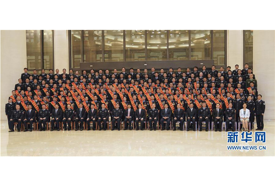 9月22日，&ldquo;熱血鑄劍&middot;丹心衛(wèi)民&rdquo;全國公安百佳刑警推選活動揭曉儀式在北京舉行。中共中央政治局委員、中央政法委書記孟建柱會見當(dāng)選民警并觀看揭曉儀式。國務(wù)委員、公安部部長郭聲琨參加會見并觀看揭曉儀式。新華社記者 殷剛 攝