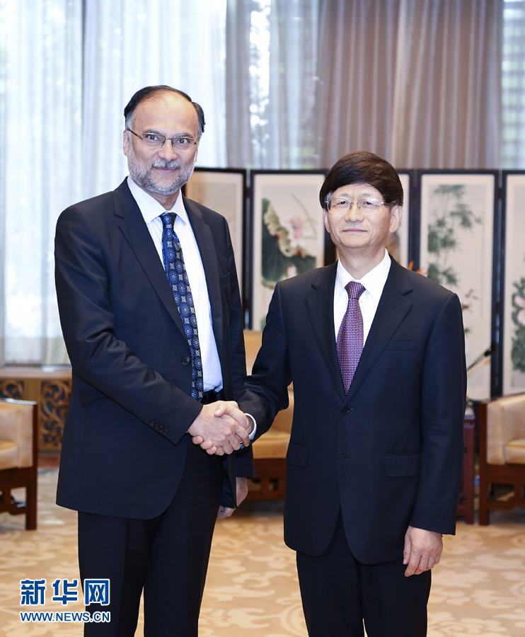 9月26日，中共中央政治局委員、中央政法委書記孟建柱在北京會見來華出席國際刑警組織第86屆全體大會的巴基斯坦內(nèi)政部長伊克巴爾。新華社記者 張領 攝