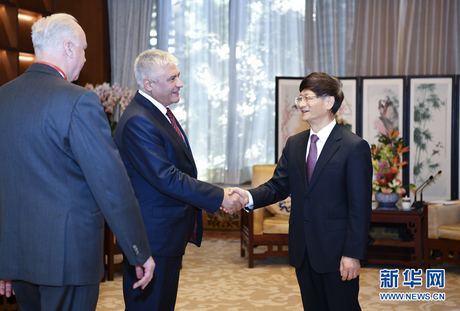 9月26日，中共中央政治局委員、中央政法委書記孟建柱在北京會見來華出席國際刑警組織第86屆全體大會的俄羅斯內(nèi)務部長科洛科利采夫（左二）和俄聯(lián)邦調(diào)查委員會主席巴斯特雷金（左一）。新華社記者 張領 攝 