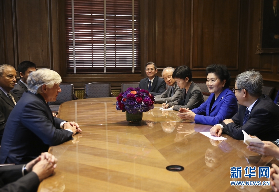 當(dāng)?shù)貢r(shí)間9月26日，國(guó)務(wù)院副總理劉延?xùn)|在紐約哥倫比亞大學(xué)出席中美大學(xué)校長(zhǎng)與智庫(kù)論壇并發(fā)表主旨演講。這是論壇開(kāi)始前，國(guó)務(wù)院副總理劉延?xùn)|（右二）會(huì)見(jiàn)哥倫比亞大學(xué)校長(zhǎng)博林格（左）。新華社記者 王迎 攝