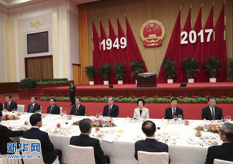 9月28日，全國(guó)政協(xié)辦公廳、中共中央統(tǒng)戰(zhàn)部、國(guó)務(wù)院僑辦、國(guó)務(wù)院港澳辦、國(guó)務(wù)院臺(tái)辦在北京人民大會(huì)堂聯(lián)合舉行國(guó)慶招待會(huì)。中共中央政治局常委、全國(guó)政協(xié)主席俞正聲與2800多名港澳臺(tái)僑各界代表歡聚一堂，慶祝中華人民共和國(guó)成立68周年。這是俞正聲在招待會(huì)上致辭。新華社記者 龐興雷 攝