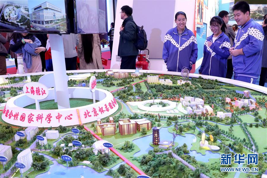 （十九大時(shí)光&middot;圖文互動(dòng)）（4）向著夢(mèng)想，奮進(jìn)！&mdash;&mdash;來(lái)自&ldquo;砥礪奮進(jìn)的五年&rdquo;大型成就展現(xiàn)場(chǎng)的報(bào)道 