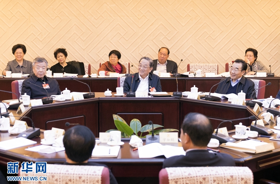 10月30日，政協(xié)第十二屆全國委員會(huì)常務(wù)委員會(huì)第二十三次會(huì)議舉行分組討論，與會(huì)人員圍繞深入學(xué)習(xí)貫徹中共十九大精神認(rèn)真討論，積極建言獻(xiàn)策。全國政協(xié)主席俞正聲參加討論。新華社記者 丁海濤 攝