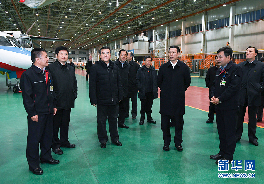 11月14日至15日，國務(wù)院副總理張高麗在黑龍江調(diào)研。這是11月14日，張高麗到哈爾濱飛機(jī)工業(yè)集團(tuán)有限責(zé)任公司了解國有老企業(yè)轉(zhuǎn)型升級情況。 新華社記者 高潔 攝