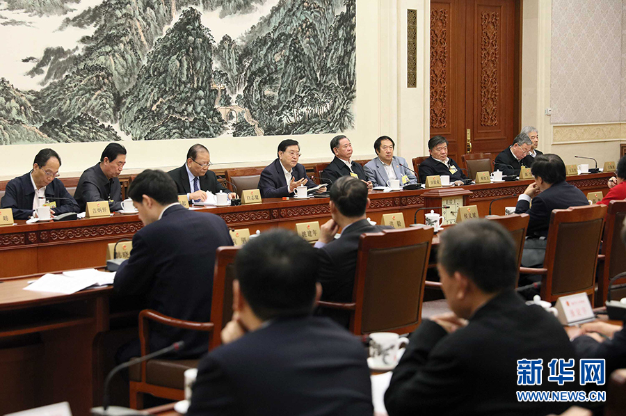 12月23日，十二屆全國人大常委會第三十一次會議舉行分組會議，審議監(jiān)察法草案二次審議稿等。張德江委員長參加審議。 新華社記者劉衛(wèi)兵攝