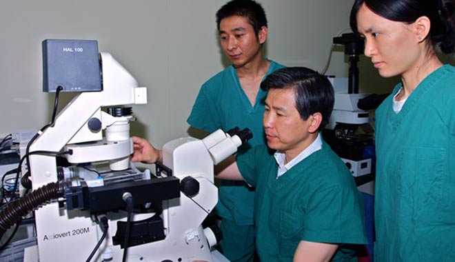 成功實施西南地區(qū)首例試管嬰兒手術。