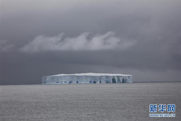 （圖文互動）（2）專訪：在南極，最美的藍冰可能通向死亡&mdash;&mdash;中國南極科考隊員講述&ldquo;冰縫驚魂記&rdquo;