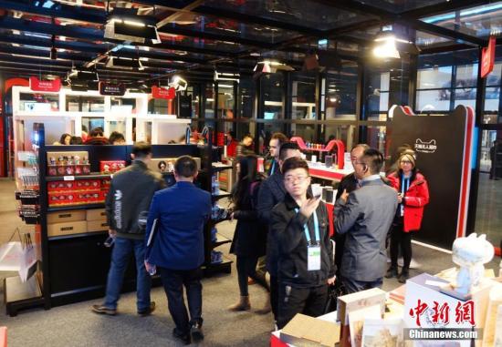 走進&ldquo;互聯(lián)網(wǎng)之光&rdquo;博覽會，無人超市是本次展會最大的熱點，顧客可用二維碼進入超市，實現(xiàn)全自動購物。