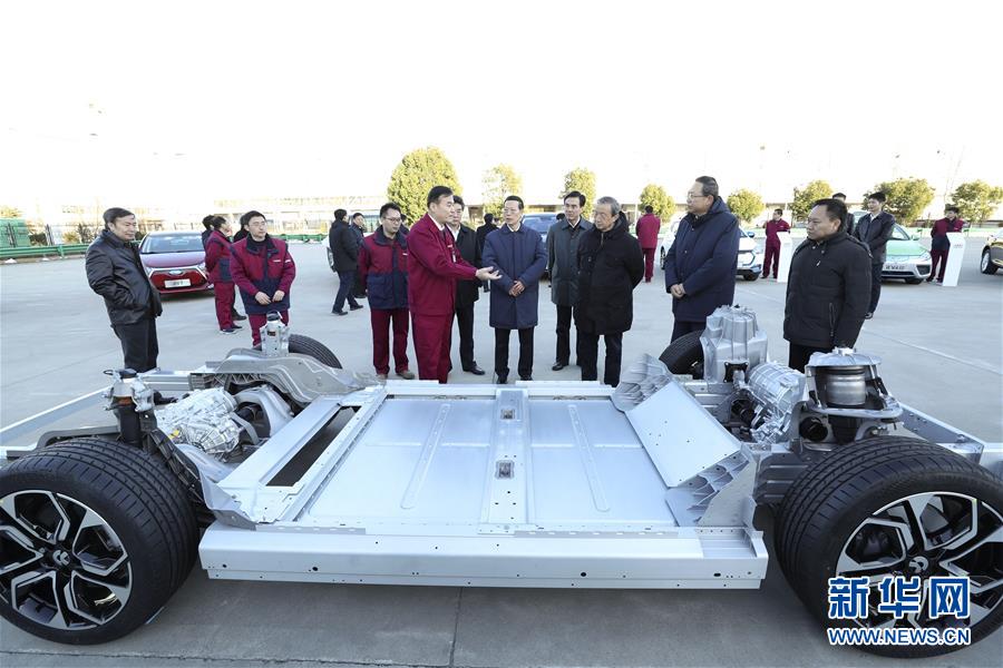 1月9日至10日，國(guó)務(wù)院副總理張高麗在安徽調(diào)研推動(dòng)長(zhǎng)江經(jīng)濟(jì)帶發(fā)展工作。這是1月9日，張高麗在江淮汽車股份有限公司了解企業(yè)生產(chǎn)經(jīng)營(yíng)和參與國(guó)際產(chǎn)能合作情況。新華社記者 龐興雷 攝