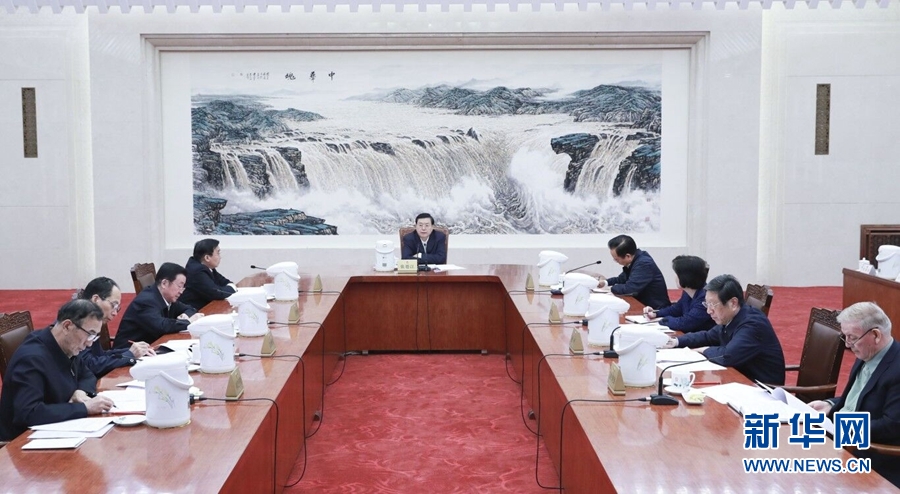 1月22日，中共十二屆全國(guó)人大常委會(huì)黨組在北京召開(kāi)會(huì)議，認(rèn)真學(xué)習(xí)領(lǐng)會(huì)習(xí)近平總書記在黨的十九屆二中全會(huì)上的重要講話精神，研究全國(guó)人大常委會(huì)貫徹落實(shí)全會(huì)精神、做好憲法修改相關(guān)工作。全國(guó)人大常委會(huì)委員長(zhǎng)、常委會(huì)黨組書記張德江主持會(huì)議并講話。新華社記者 丁林 攝