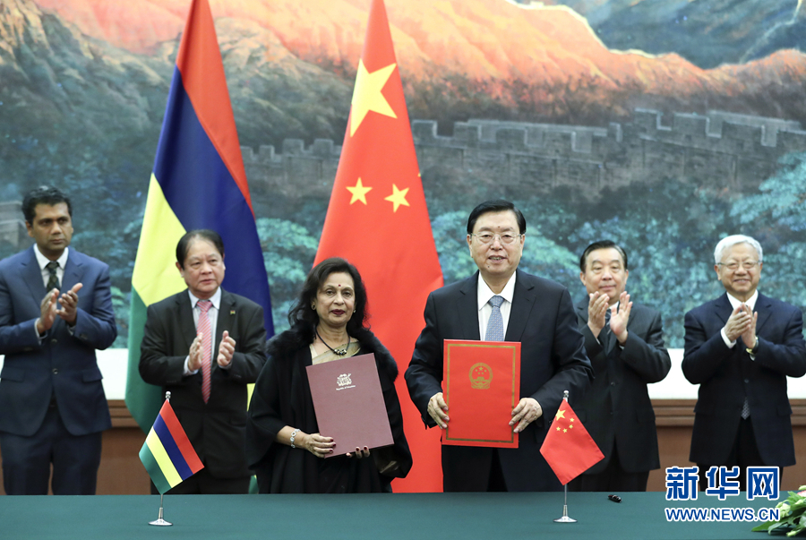 2月2日，全國人大常委會(huì)委員長張德江在北京人民大會(huì)堂與毛里求斯國民議會(huì)議長哈努曼吉舉行會(huì)談。這是雙方會(huì)談前共同出席中國全國人大與毛里求斯國民議會(huì)合作諒解備忘錄的簽字儀式。新華社記者 龐興雷 攝