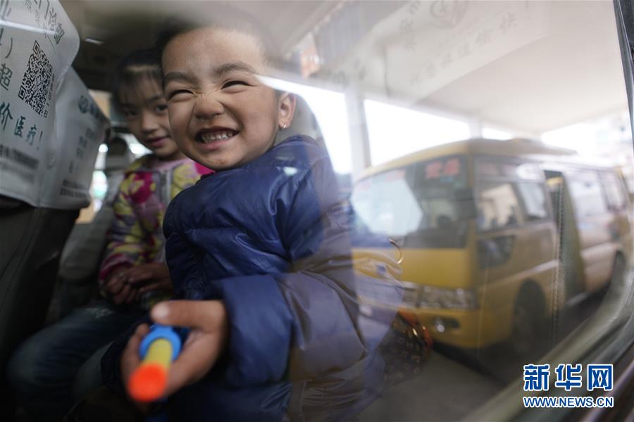 （圖文互動(dòng)&middot;新華全媒頭條）（3）讓農(nóng)民致富奔小康的道路越走越寬廣&mdash;&mdash;黨的十八大以來以習(xí)近平同志為核心的黨中央關(guān)心農(nóng)村公路發(fā)展紀(jì)實(shí)