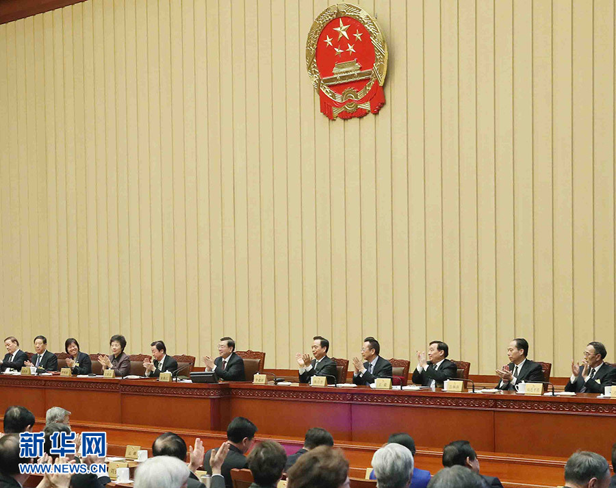 2月24日，全國人大常委會(huì)委員長張德江在北京主持十二屆全國人大常委會(huì)第三十三次會(huì)議閉幕會(huì)。在會(huì)議完成各項(xiàng)表決事項(xiàng)后，張德江發(fā)表講話。新華社記者 劉衛(wèi)兵 攝