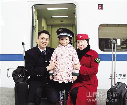 陳剛（左）、肖三英以及女兒陳昱彤的合照。經(jīng)濟(jì)日?qǐng)?bào)-中國經(jīng)濟(jì)網(wǎng)記者 王軼辰攝