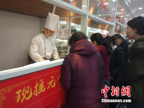 于伯軍的現(xiàn)場展示吸引了不少北京市民圍觀。<a target='_blank'  ><p  align=