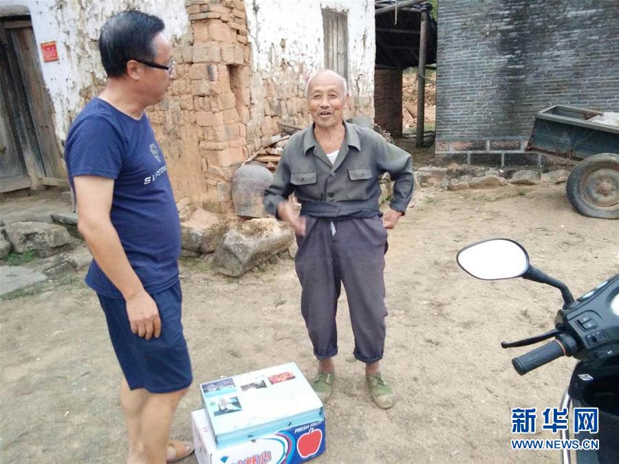 (新時(shí)代奮斗者·圖文互動)“他為扶貧耗盡了心血”——追記江西駐村扶貧干部胡學(xué)發(fā)