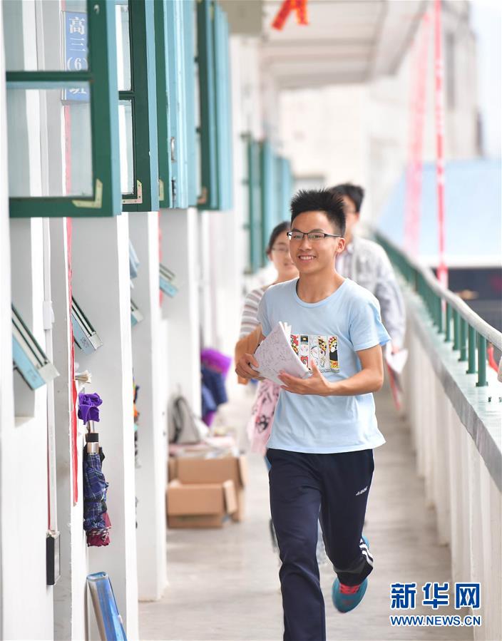 （社會）（4）苗山脫貧影像志&mdash;&mdash;高三學(xué)生的大學(xué)夢 