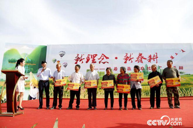 愛心企業(yè)與貧困農(nóng)戶結(jié)對(duì)子、送肥料