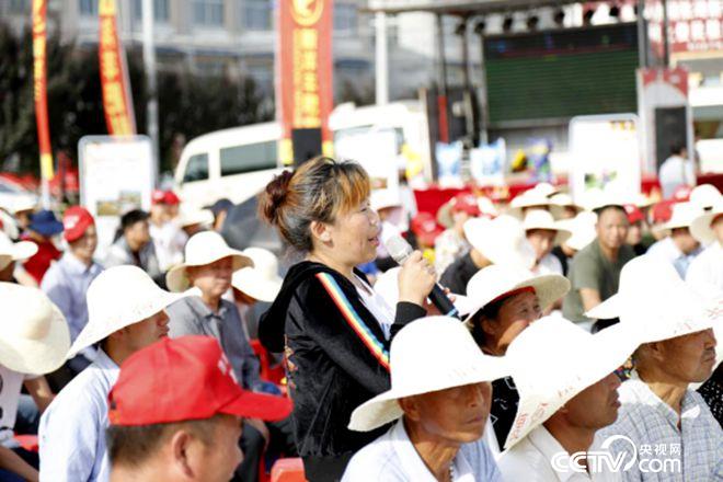 活動(dòng)現(xiàn)場(chǎng)，農(nóng)民搶答問題