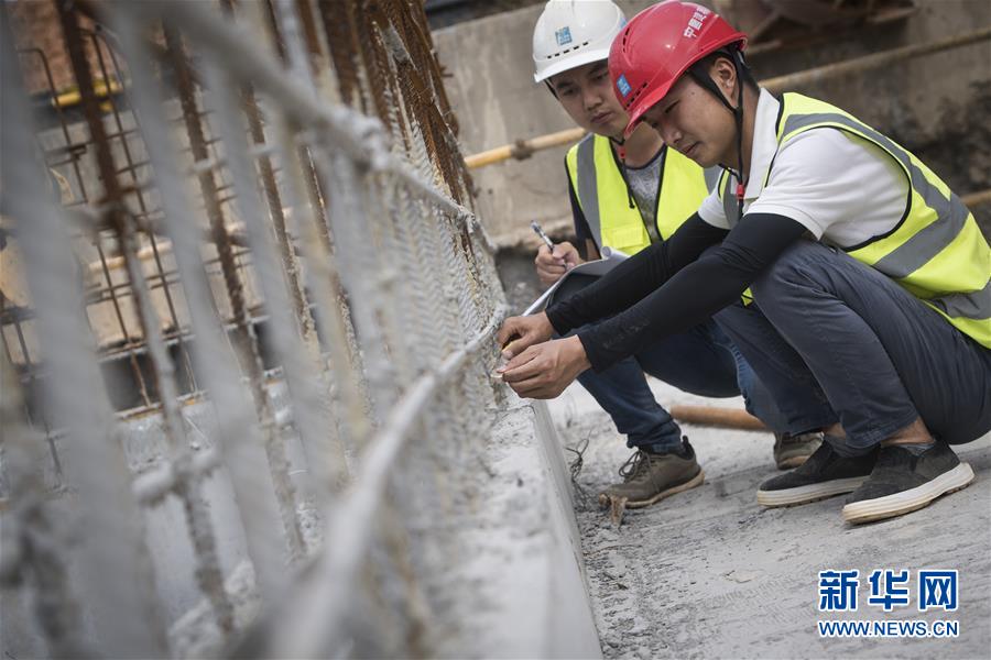 (新時(shí)代奮斗者·圖文互動(dòng))(1)當(dāng)一群“90后”與工地相遇——記奮戰(zhàn)在軍運(yùn)會(huì)工地上的90后新農(nóng)民工