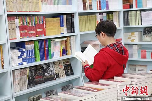 5月9日，一女子在哈爾濱市某書店選購圖書。從5月1日至5月4日，全國32家紙廠宣布漲價(jià)，各紙種漲價(jià)幅度為每噸100元至300元不等。對此，出版行業(yè)業(yè)內(nèi)人士表示&ldquo;因?yàn)榧垙垉r(jià)格上漲，直接造成了出版成本的明顯增加，出版行業(yè)只能被迫對圖書定價(jià)進(jìn)行調(diào)整。&rdquo;
<a target='_blank' >中新社</a>記者 于琨 攝