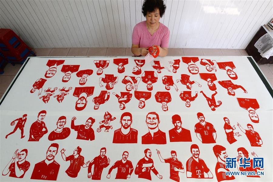 #（社會(huì)）（3）巧手剪出&ldquo;世界杯&rdquo;