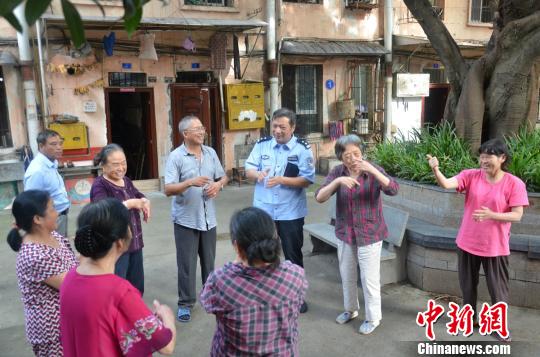 四川自貢社區(qū)民警拜師學手語成為聾啞居民&ldquo;知心人&rdquo;