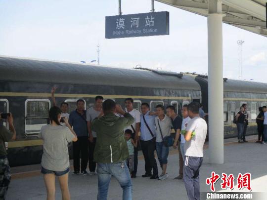圖為旅客在漠河站合影留念。(中國(guó)鐵路哈爾濱局集團(tuán)有限公司提供)