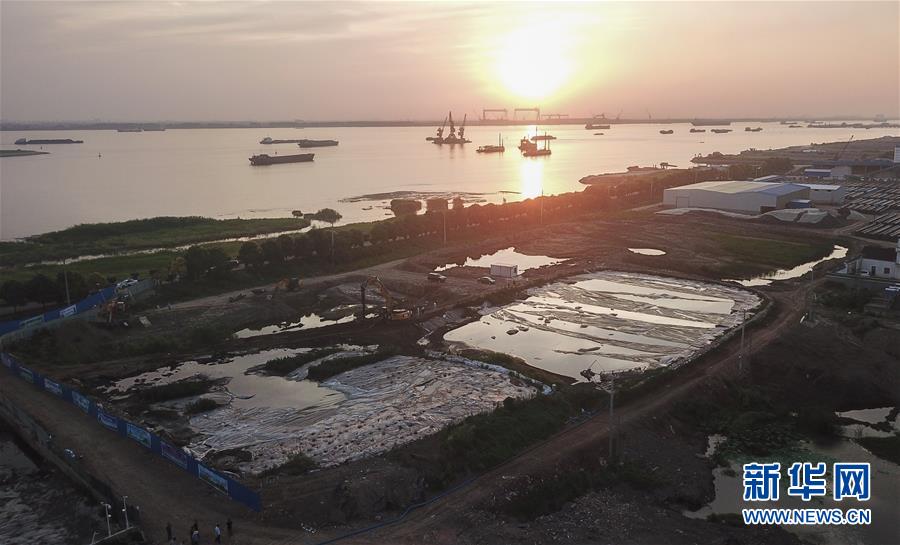 （新華視點&middot;圖文互動）（3）中央督察兩年有的絲毫未改，有的不減反增&mdash;&mdash;江蘇泰興數(shù)萬噸化工廢料和污泥堆放長江邊調(diào)查
