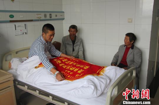 被救的李忠起、張總鳳夫婦看望受傷后的李運飛?！⊥粲?攝