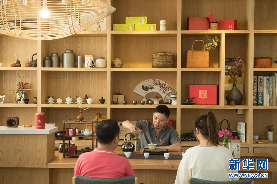 （新華全媒頭條&middot;圖文互動(dòng)）（5）安吉白茶奔向扶貧一線&mdash;&mdash;浙江黃杜村農(nóng)民黨員先富幫后富向貧困地區(qū)捐贈(zèng)&ldquo;扶貧苗&rdquo;