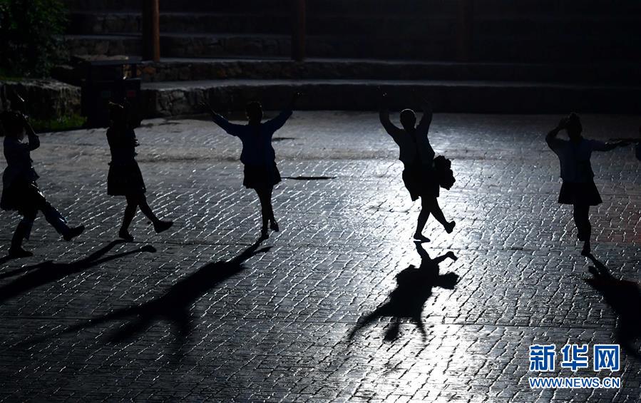 （社會(huì)）（13）苗山脫貧影像志&mdash;&mdash;把苗寨搬進(jìn)景區(qū) 讓貧困戶住進(jìn)城里