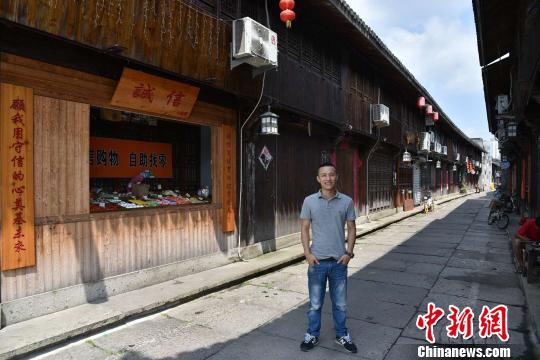 圖為:“誠信小賣部”的店主王金偉 范宇斌 攝