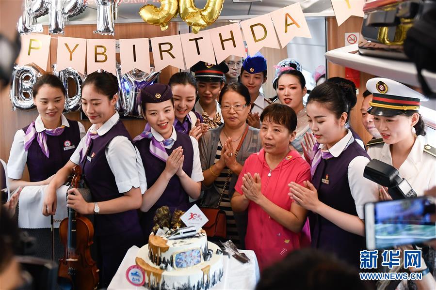 （社會(huì)）（3）杭州&ldquo;西子號(hào)&rdquo; 熱情服務(wù)旅客30載