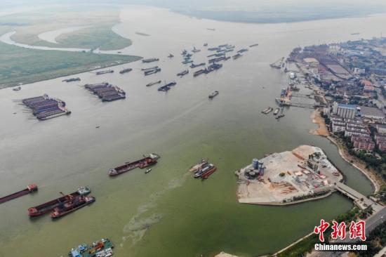 8月1日，巨型的水泥儲罐被吊離碼頭，湖南岳陽城陵磯新港區(qū)天欣碼頭的整治已基本完成。今年5月，長江岸線湖南段開展港口碼頭&ldquo;關(guān)停并轉(zhuǎn)&rdquo;專項整治行動。截至目前，該行動已集中關(guān)停42個碼頭泊位，退出岸線7302米。楊華峰 攝