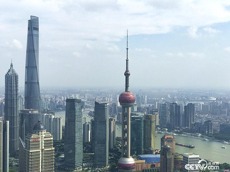 　　長三角更高質(zhì)量的一體化發(fā)展，將建成具有全球競爭力的世界級(jí)城市群。圖為上海陸家嘴（孔華/攝）