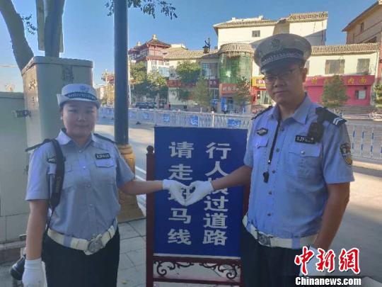 交警夫妻堅守崗位共度七夕:最美“情侶裝”是警服