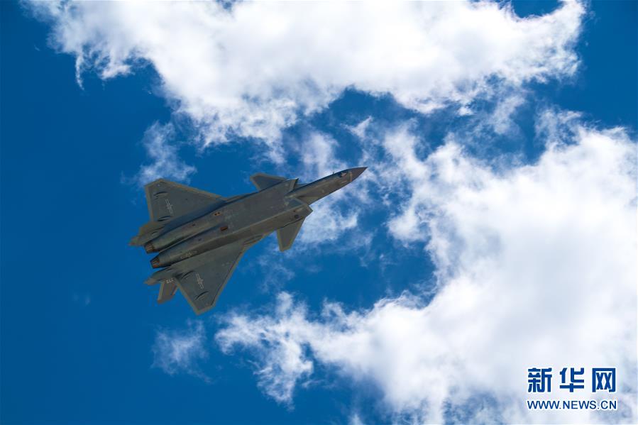 (圖文互動(dòng))(1)中國空軍發(fā)布強(qiáng)軍宣傳片《頭頂?shù)募覉@》