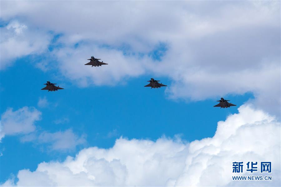 (圖文互動(dòng))(4)中國空軍發(fā)布強(qiáng)軍宣傳片《頭頂?shù)募覉@》