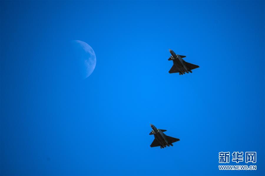 (圖文互動(dòng))(2)中國空軍發(fā)布強(qiáng)軍宣傳片《頭頂?shù)募覉@》