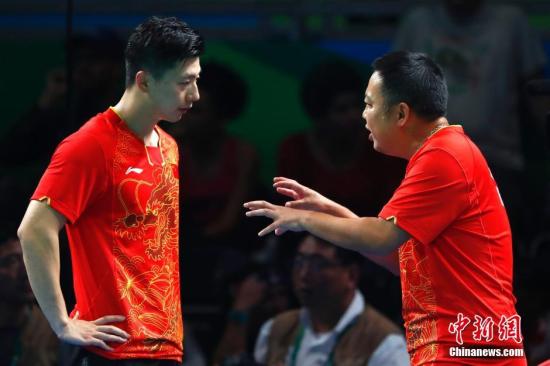 圖為教練劉國(guó)梁在場(chǎng)邊指導(dǎo)。<a target='_blank'  ><p  align=