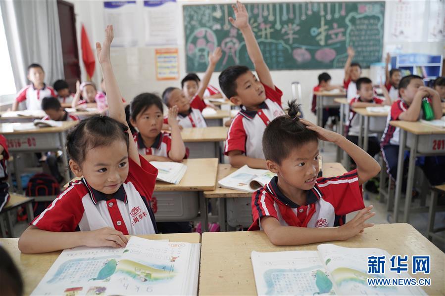 （新華全媒頭條&middot;壯闊東方潮　奮進新時代&mdash;&mdash;慶祝改革開放40年&middot;圖文互動）（5）小崗，與時代同行&mdash;&mdash;&ldquo;中國農(nóng)村改革第一村&rdquo;40年變遷的改革啟示